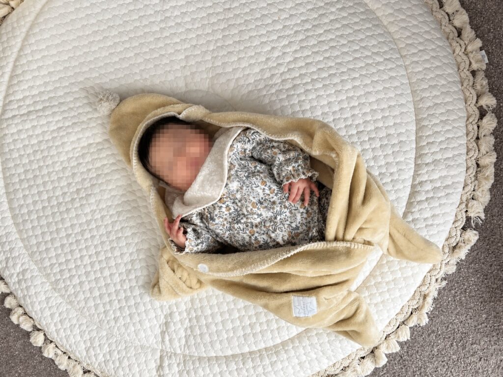 mocmofのお星様おくるみに包まれた赤ちゃん