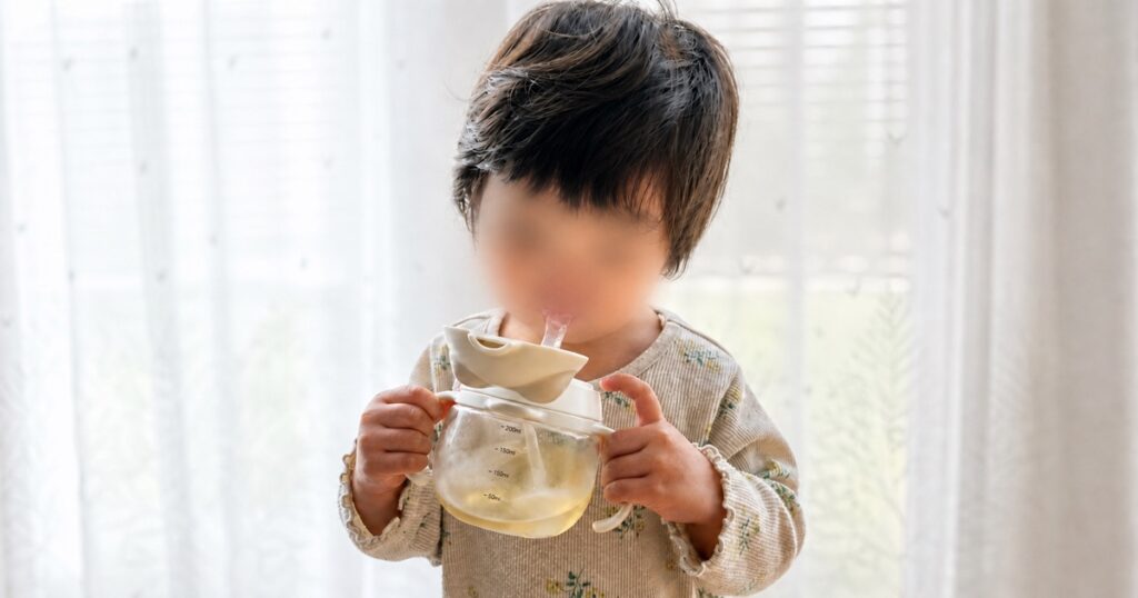 エジソンママのあにま～るマグでりんごジュースを飲む子ども