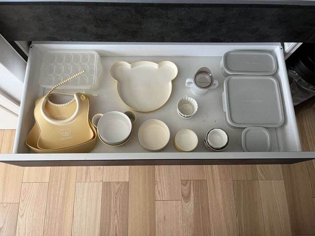仕切り板を使う前のベビー・子ども食器収納