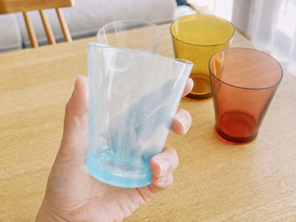 Plakiraゆらぎタンブラー240mlを手に持ったサイズ感