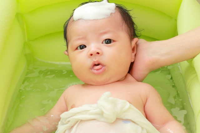 ベビーバスで入浴する赤ちゃん