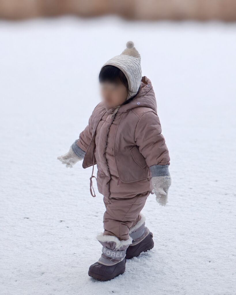 2歳の娘の雪遊びの姿。